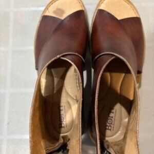 Born Iwa sandals size 8